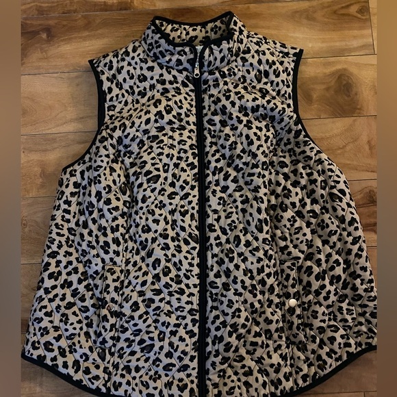 Croft and Borrow Women’s Light weight plus size leopard print quilted vest - Picture 1 of 10